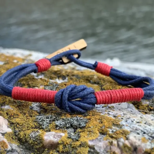 Cleansea armband, röd och blå, gjord utav återvunnen plast