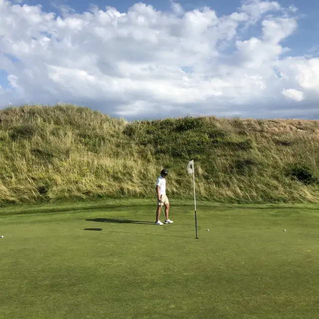 En man som fått golf i present