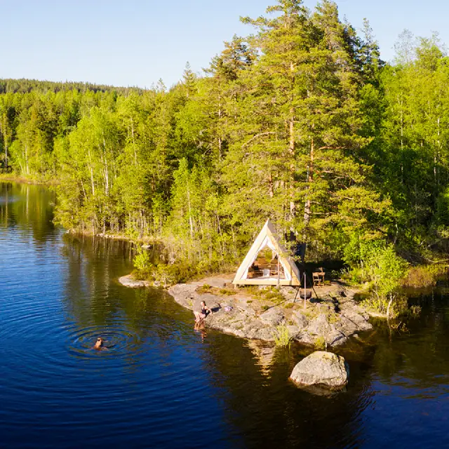 Glamping och bad vid sjö